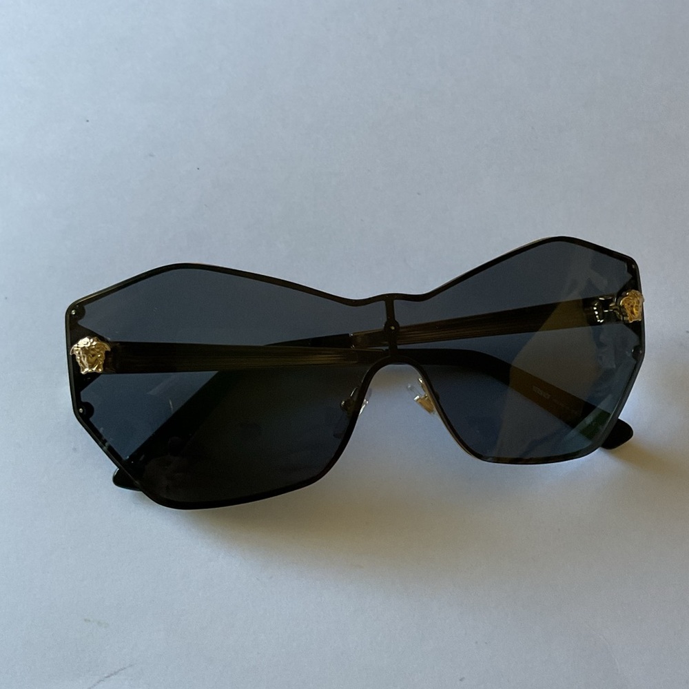 VERSACE 2182 SHIELD MEDUSA SUNGLASSES BLACK AND GOLD WITH CASE NWOT